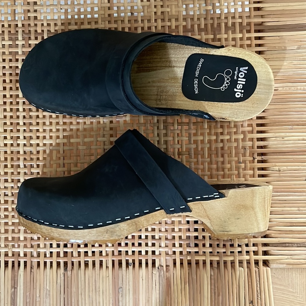 Brand New Swedish Vollsjö 100% Leather CLOGS in black. Alder wood sole.Size 10.